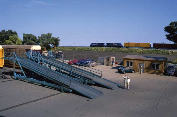 Walthers Cornerstone (933-4144) | Automobile Transloading Terminal | Kit | HO Scale