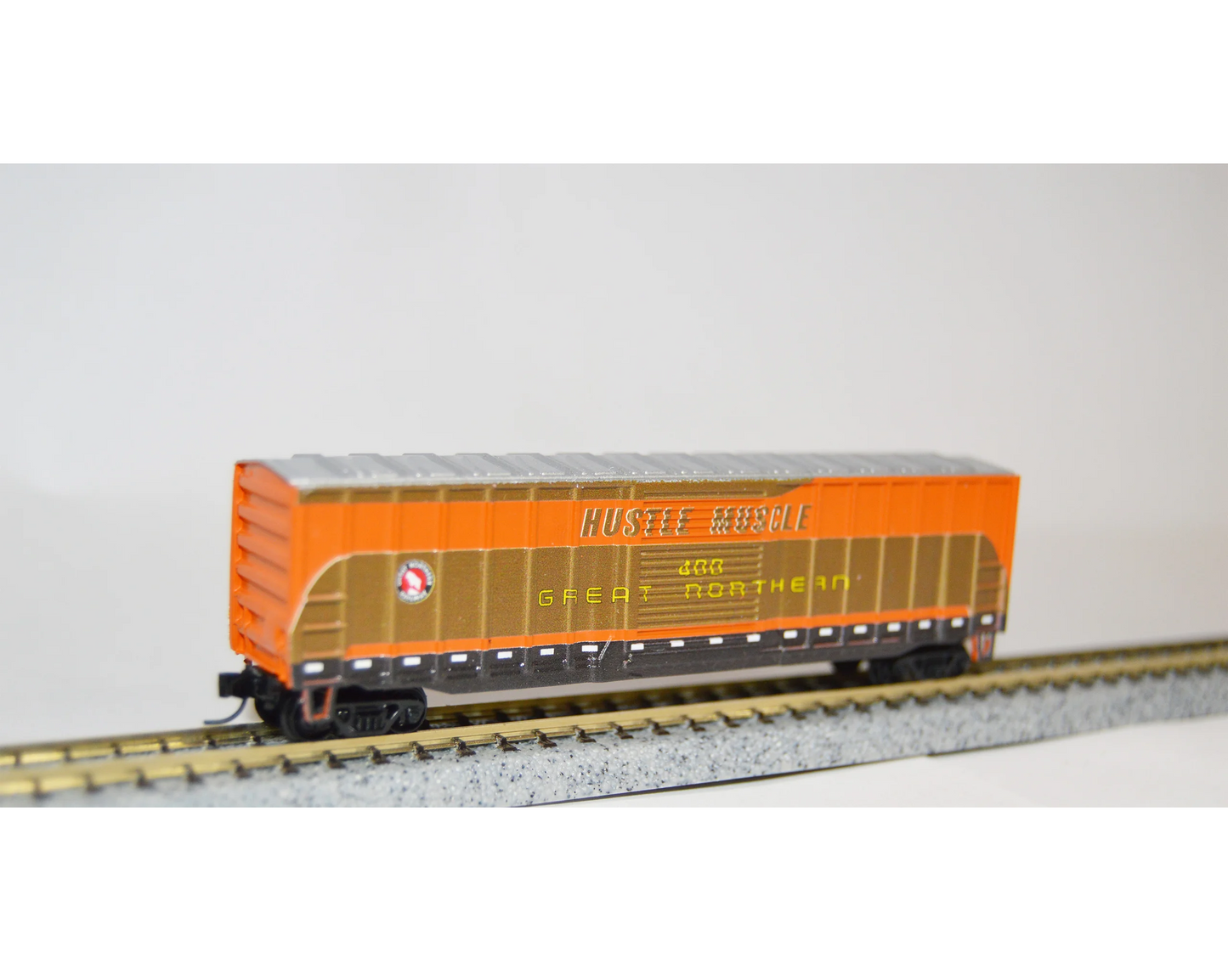 Value Trains Micro Trains Equipped ACF 50' 6" Boxcar (N10215) | Great Northern #400 "Hustle Muscle" | N Scale