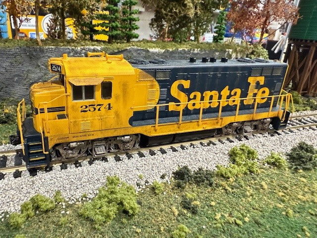 Athearn CF-7 Round Cab | Santa Fe #2574 (Yellow Bonnet) | DCC | Sound | HO Scale (Pre-Owned)