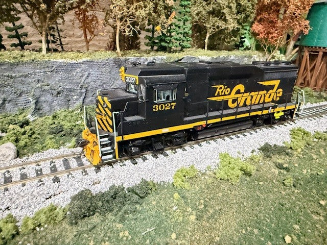 ScaleTrains EMD GP30 Phase Id (SXT33376) | Rio Grande #3027 | DCC & Sound | HO Scale (Pre-Owned)
