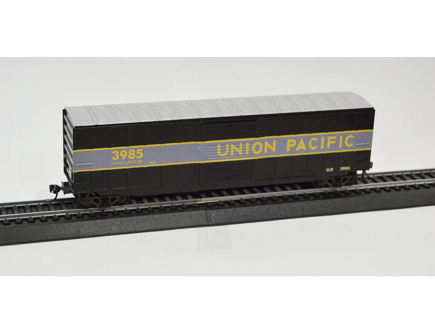 Value Trains Kadee Equipped ACF 50' 6" Boxcar - Union Pacific #3985 Challenger - HO Scale