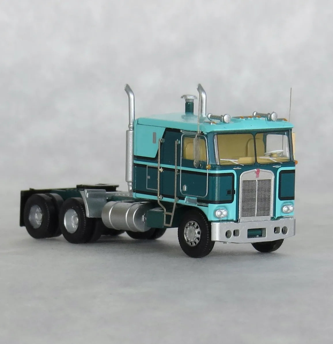 Trainworx (41064) | Kenworth K100 (1970s) Potomac Tractor w/ Aerodyne Sleeper Cab | Assembled | N Scale