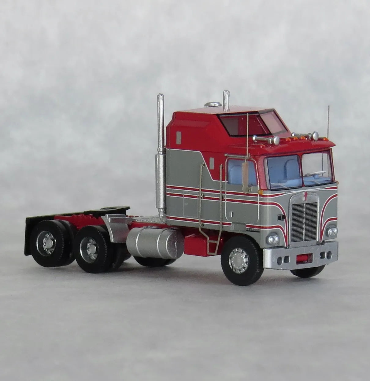 Trainworx (41061) | Kenworth K100 (1970s) Potomac Tractor w/ Aerodyne Sleeper Cab | Assembled | N Scale