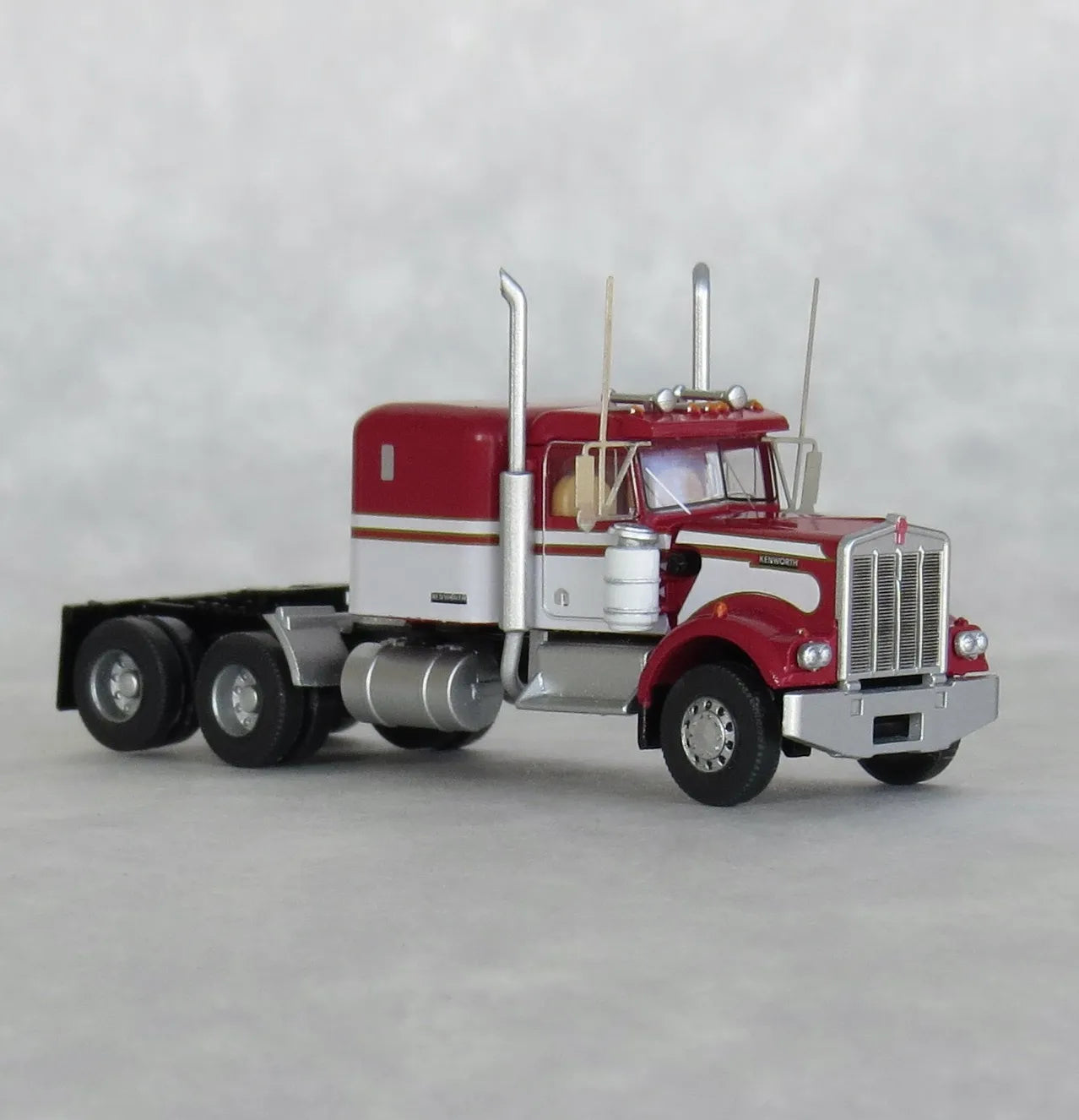 Trainworx (49042) | Kenworth W900 (1970s) Seminole Tractor w/ 60" VIT Aerodyne Sleeper Cab | Assembled | N Scale