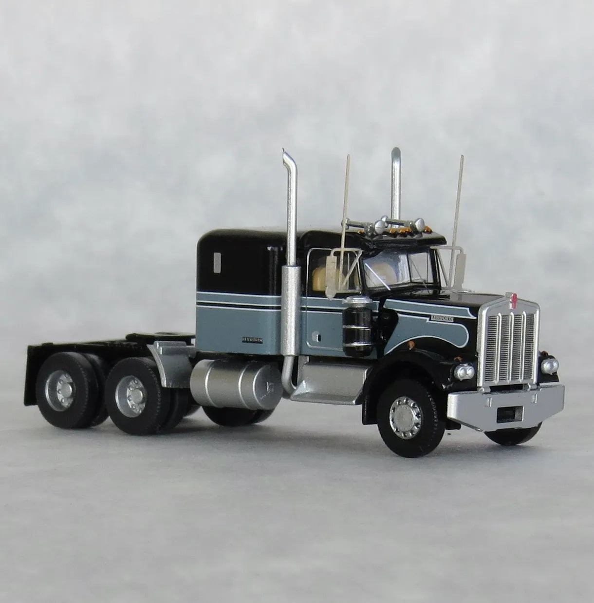 Trainworx (49041) | Kenworth W900 (1970s) Seminole Tractor w/ 60" VIT Aerodyne Sleeper Cab | Assembled | N Scale