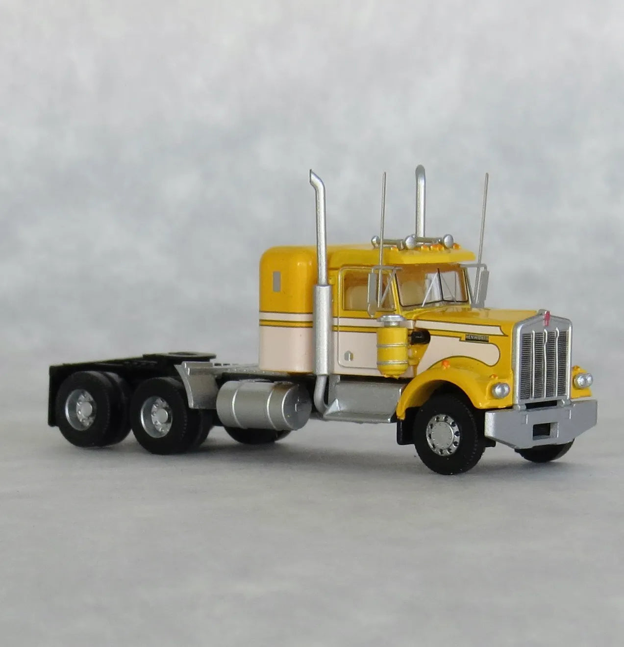 Trainworx (49036) | Kenworth W900 (1970s) Seminole Tractor w/ 36" Sleeper Cab | Assembled | N Scale
