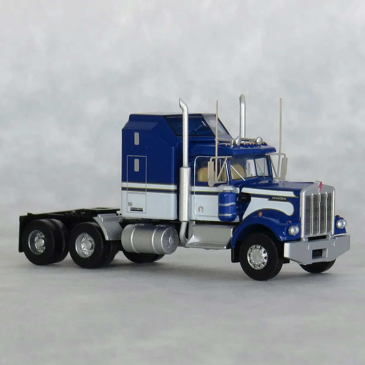Trainworx (49044) | Kenworth W900 (1970s) Seminole Tractor w/ 60" VIT Aerodyne Sleeper Cab | Assembled | N Scale