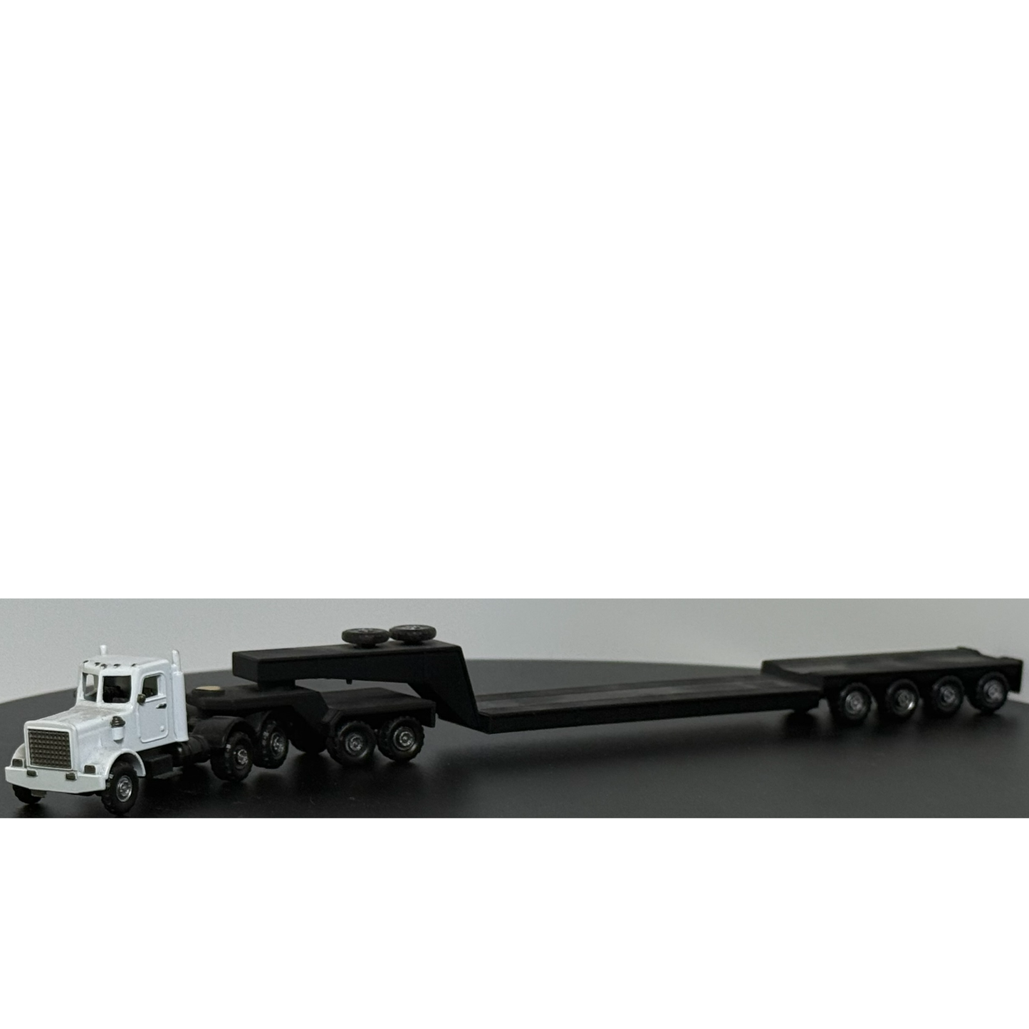 Unknown Brand Semi Truck w/Heavy Equipment Long Haul Trailer HO Scale (Pre-Owned)