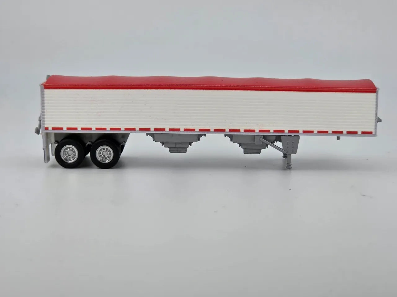 HO Logistics Replicas (HL-468) | 39' Covered Grain Trailer (White w/ Red Tarp) | HO Scale