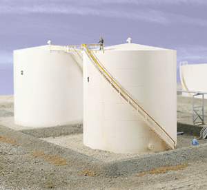 Walthers Cornerstone Tall Oil Storage Tank w/ Berm, Kit, HO Scale