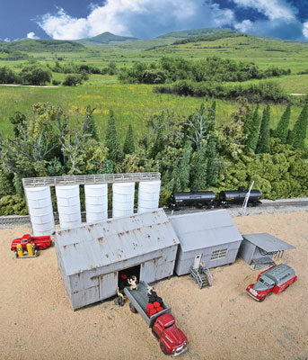 Walthers Cornerstone Trackside Oil Dealer with Storage Tanks | Kit | HO Scale