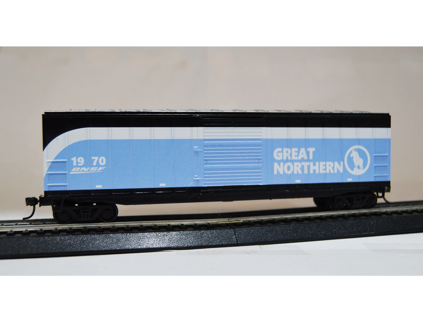 Value Trains Kadee Equipped ACF 50' 6" Boxcar (10212) | Great Northern #1970 Heritage Scheme | HO Scale