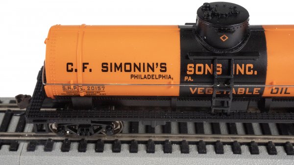Bachmann Silver Series(R) (17803) | 40' Single-Dome Tank Car | C.F. Simonin's Sons, Inc. #20157 | HO Scale