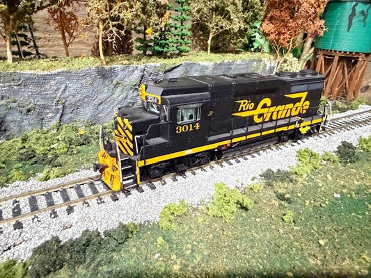 ScaleTrains EMD GP30 Phase Id (SXT33374) | Rio Grande #3014 | DCC & Sound | HO Scale (Pre-Owned)