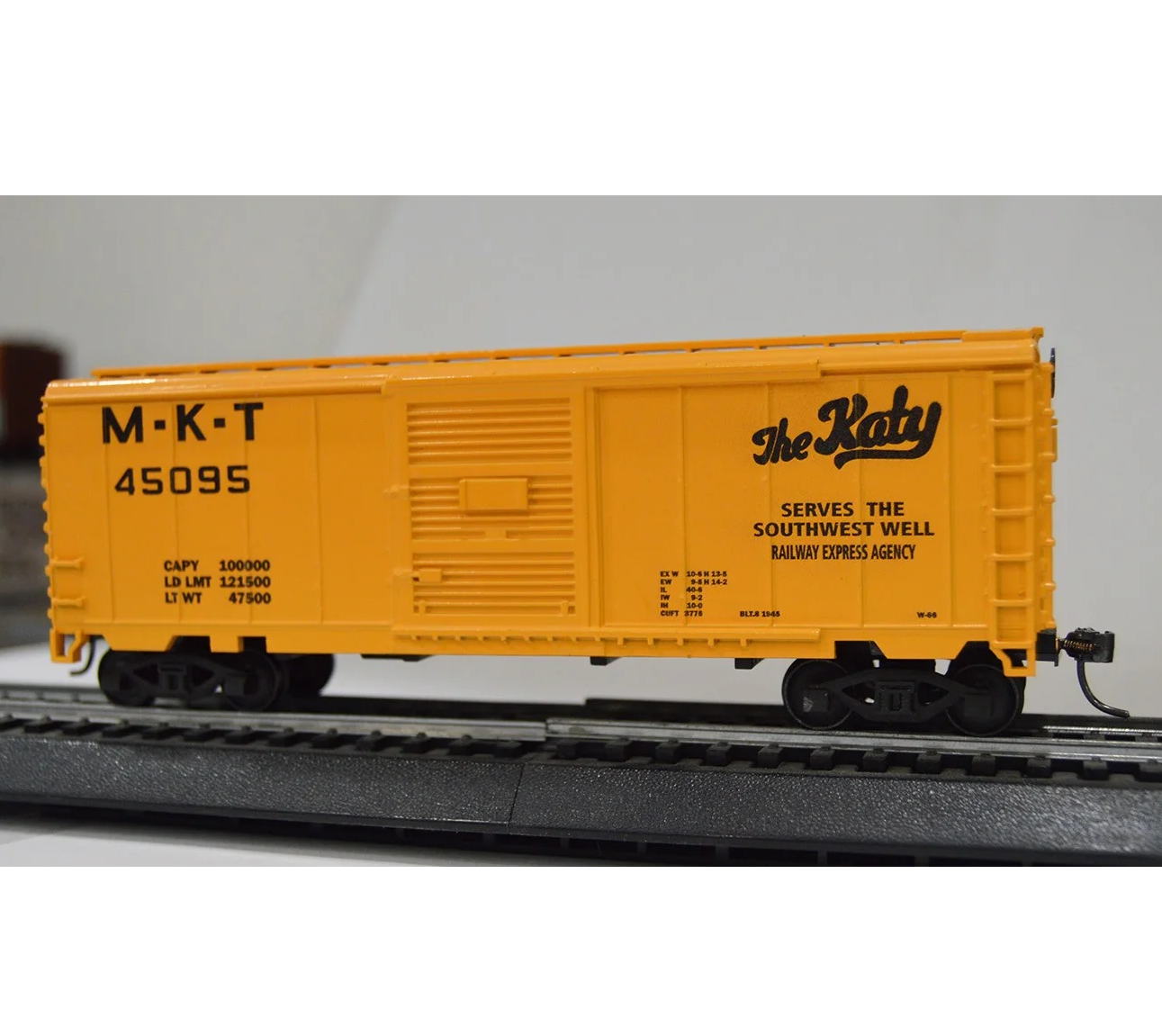 Value Trains Kadee Equipped 40' PS-1 Boxcar (40-305-45090) | MKT #45090 "The Katy" | HO Scale (Copy)