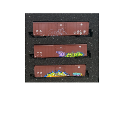 Micro-Trains (99305048) • 50' Rib Side Boxcar • BNSF 3 Pack (Weathered/Graffiti) • N Scale (Pre-Owned)