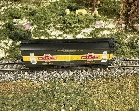 Athearn 40' Wood Milk Car | Borden's Dairy #524 | N Scale | Pre-Owned