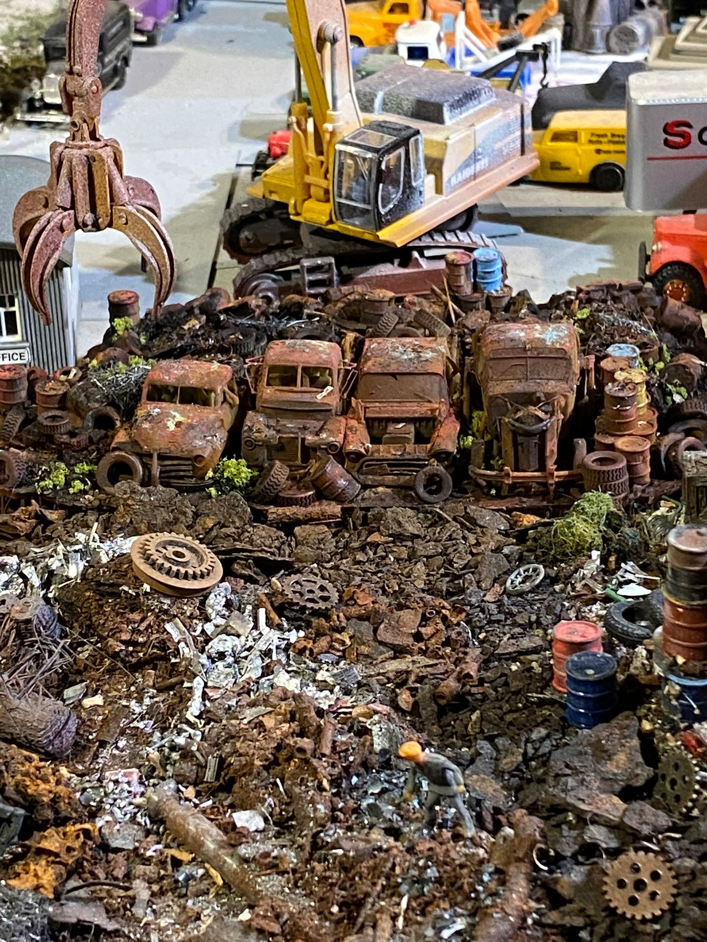 Sierra Valley Wasted Acres Mini Diorama with 4 Trucks, Tires, Barrels & Scrap HO Scale