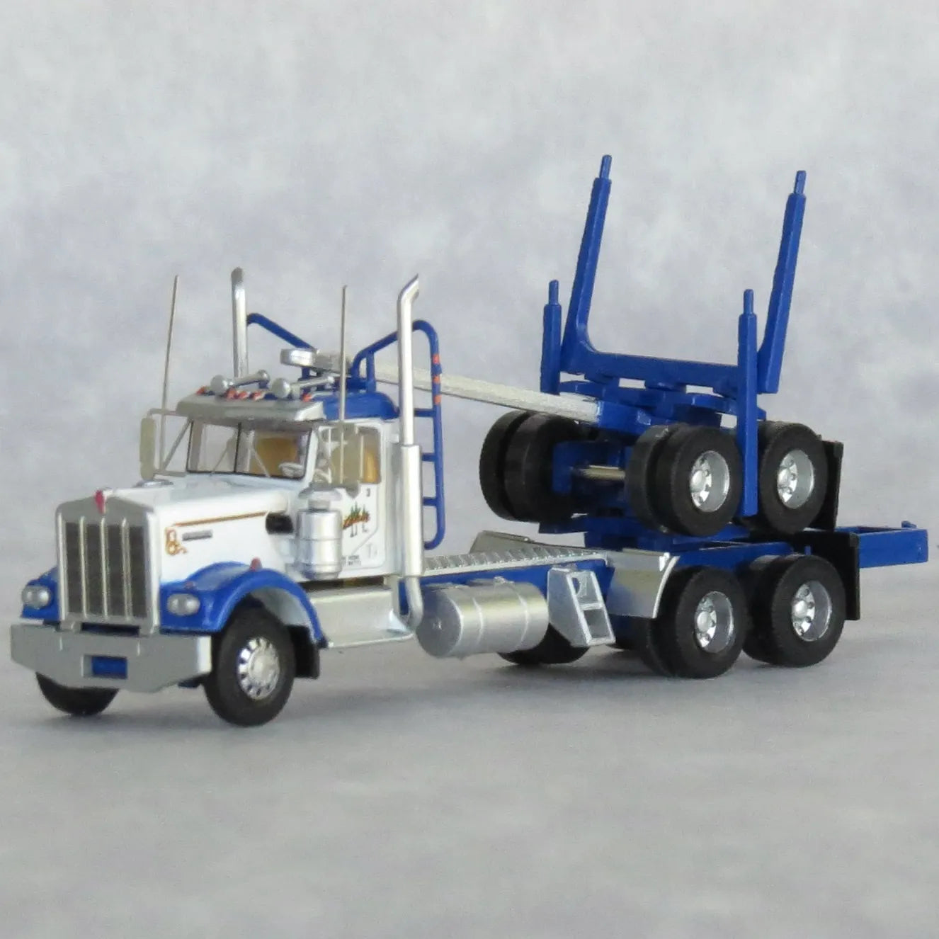 Trainworx Kenworth W900 Logger | Gene Whitaker | Legends of the Road | N Scale