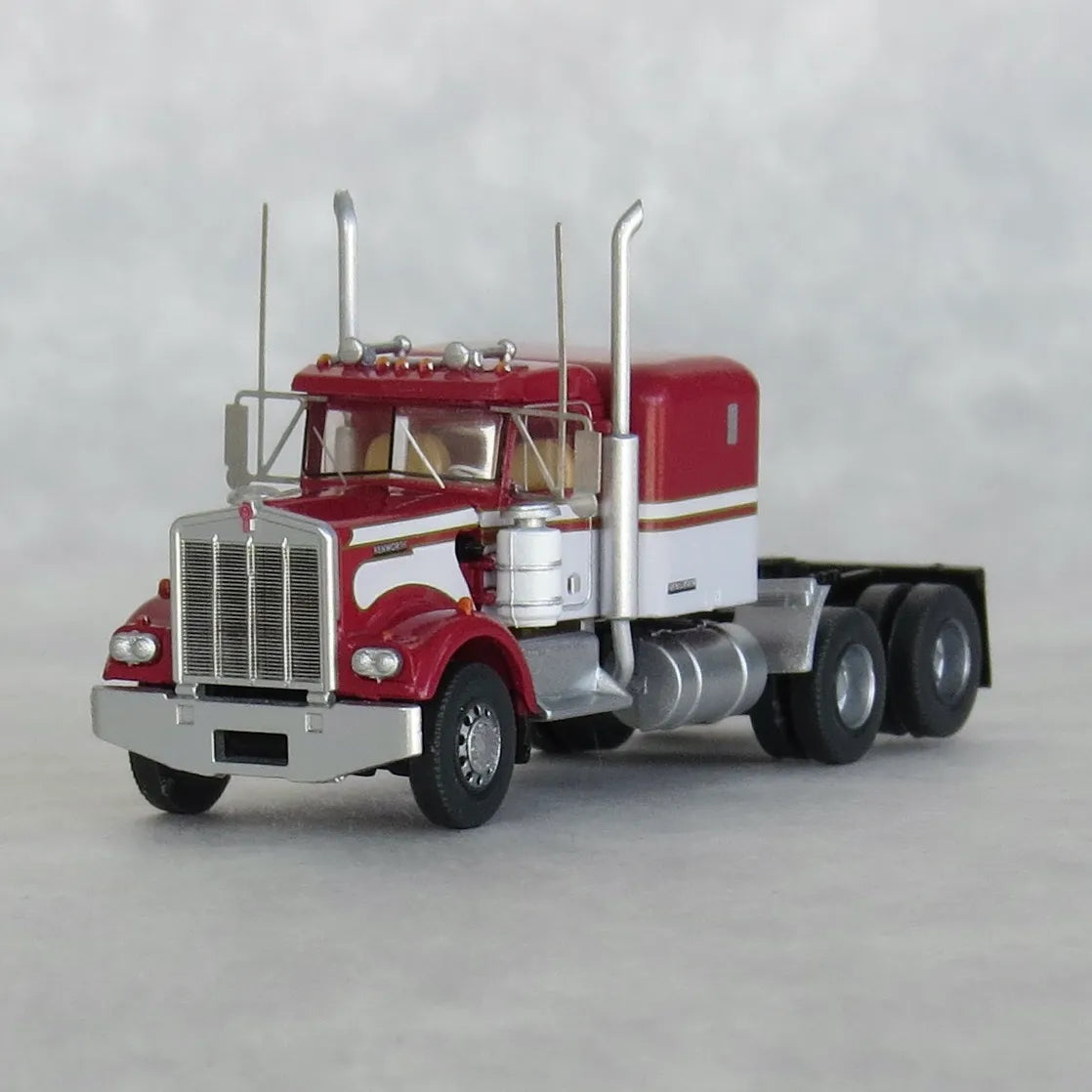 Trainworx (49042) | Kenworth W900 (1970s) Seminole Tractor w/ 60" VIT Aerodyne Sleeper Cab | Assembled | N Scale