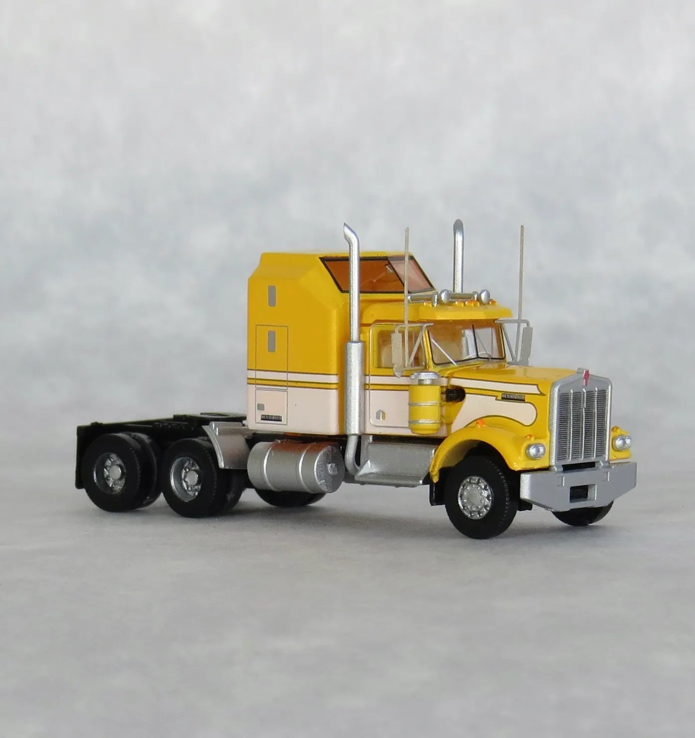 Trainworx (49046) | Kenworth W900 (1970s) Seminole Tractor w/ 60" VIT Aerodyne Sleeper Cab | Assembled | N Scale