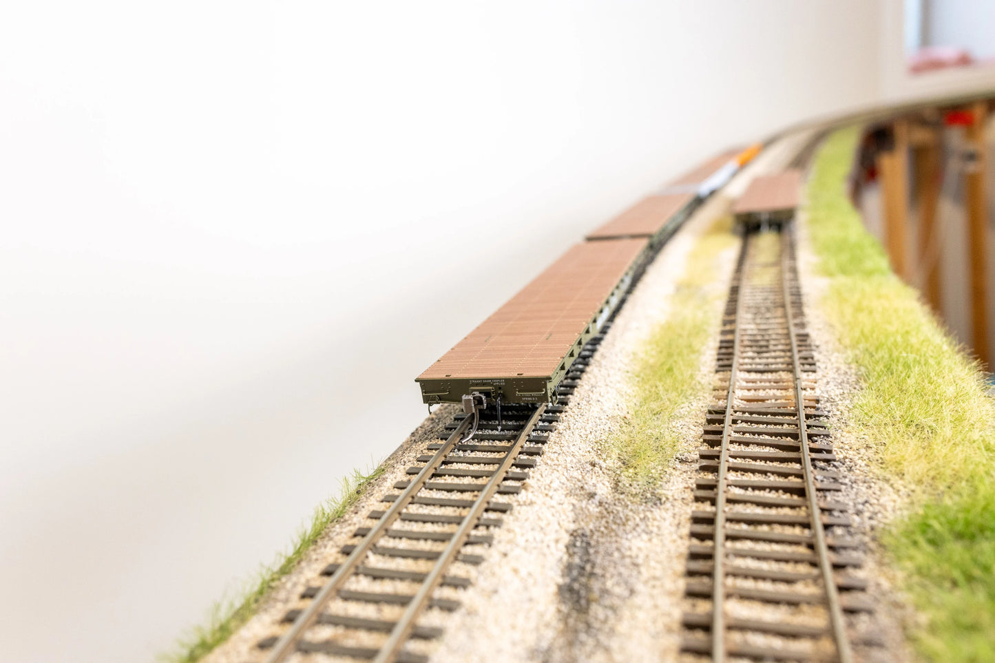 Rapido (199002A) | Magor 54' Department of Defense Flatcar | DODX #38128 (Early Patch) | HO Scale