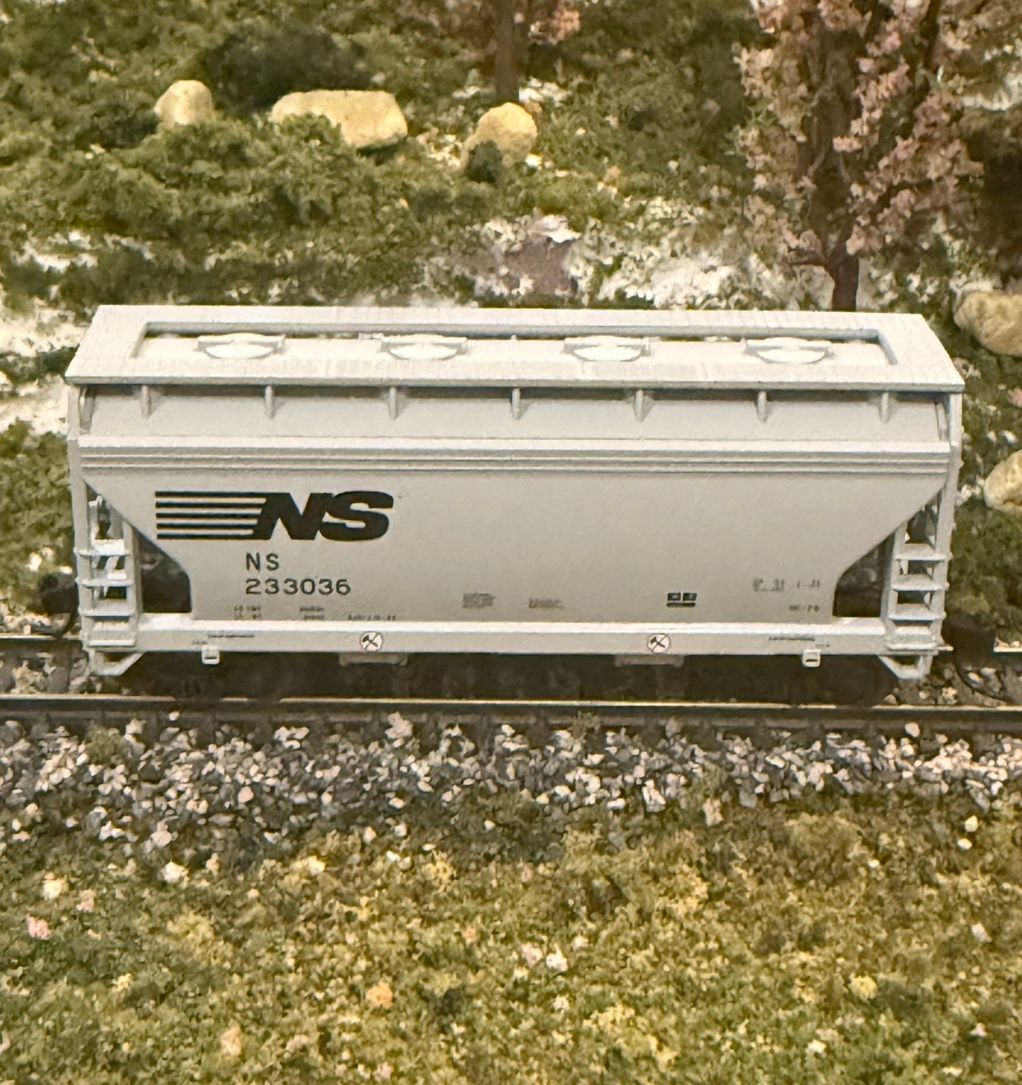 Atlas ACF 2-Bay Centerflow(R) Hopper | Norfolk Southern NS #233036 | N Scale | Pre-Owned