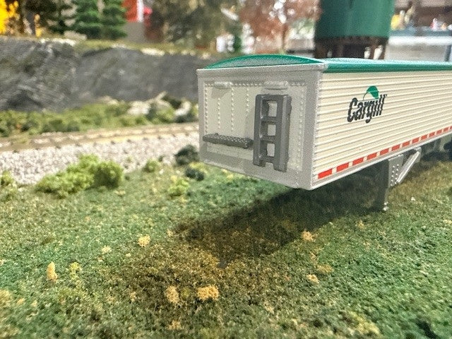 HO Logistics Replicas (HL-463) | 39' Covered Grain Trailer | Sunglo Cargill w/ Green Tarp | HO Scale