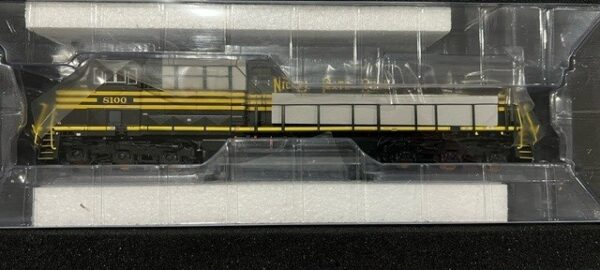 Scale Trains, GE ES44AC, Norfolk Southern NS #8100, Nickle Plate Heritage Unit, DCC/Sound, Pre-Owned - Image 2